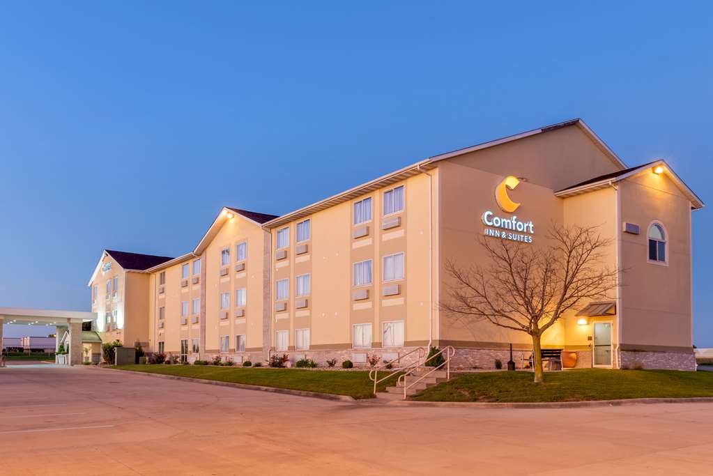 Comfort Inn & Suites Near Route 66 - photo 41