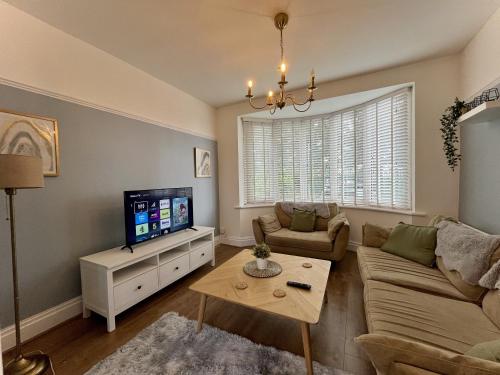 Stylish 3 bed home in Prestwich with free parking — 4-Star Luxury Hotel in Manchester, United Kingdom