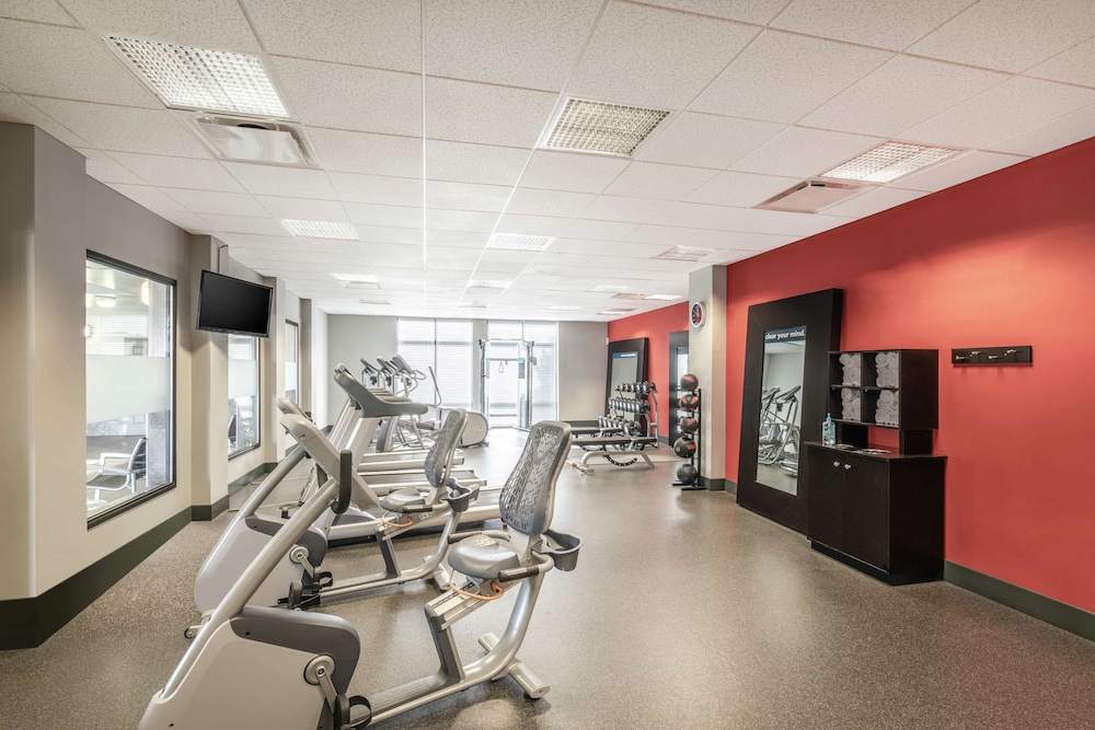 Hampton Inn & Suites Roanoke Airport - photo 35