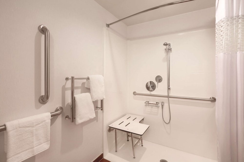 Hampton Inn Des Moines Airport - photo 15