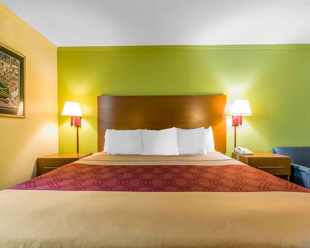 Econo Lodge Franklin South - photo 18