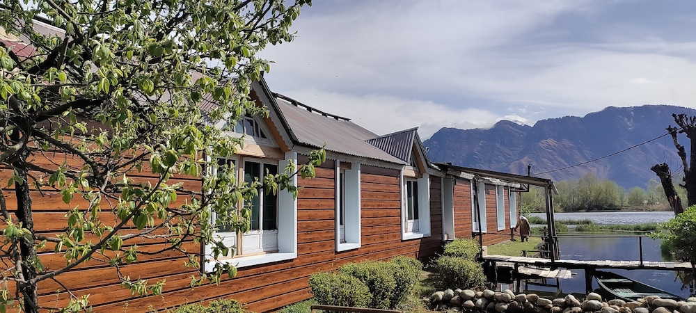 Queens Lake House — 4-Star Luxury Hotel in Srinagar, India