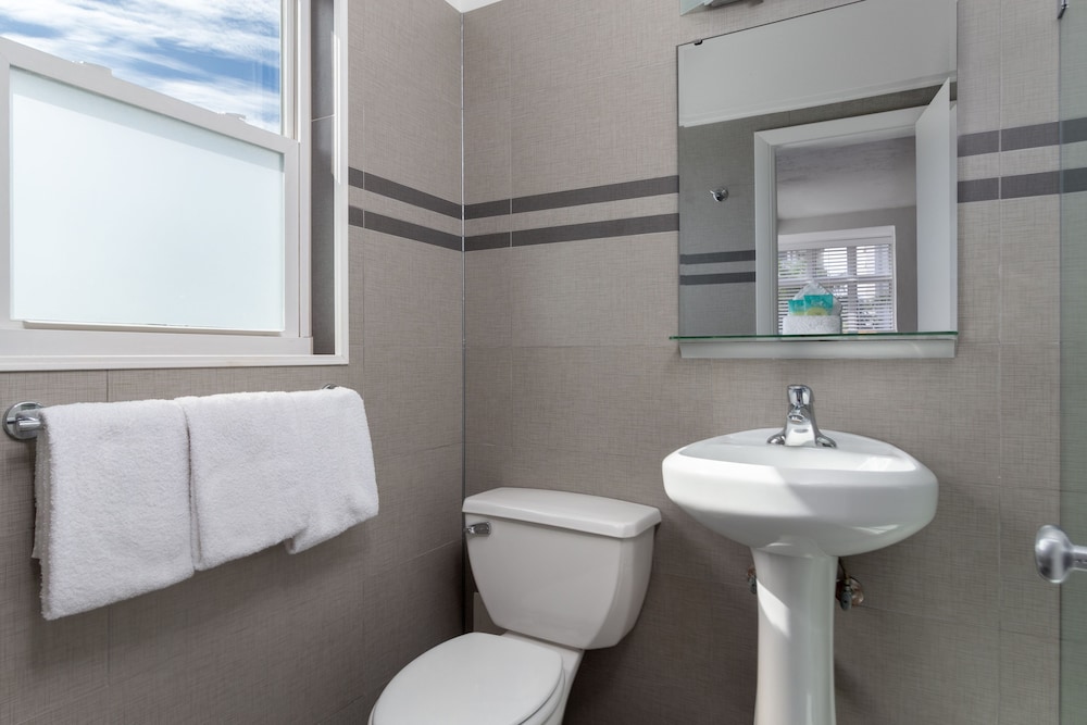 Tropics Hotel and Hostels - photo 36