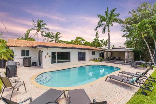 2 Miles To Beach Pool Cabana Pool Table — Deerfield Beach