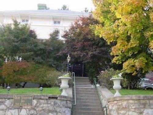 Olde Staunton Inn — hotel in Staunton