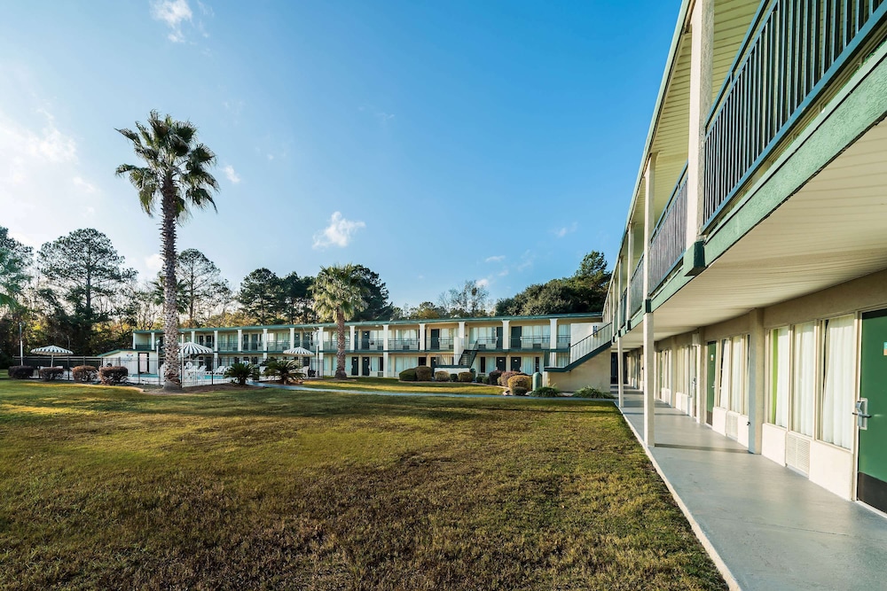 Days Inn by Wyndham Richmond Hill Savannah - photo 15