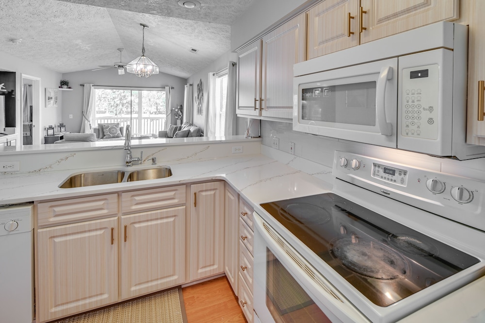 Myrtle Beach Condo with Balcony Golf Course On Site — 4-Star Luxury Hotel in Myrtle Beach, United States