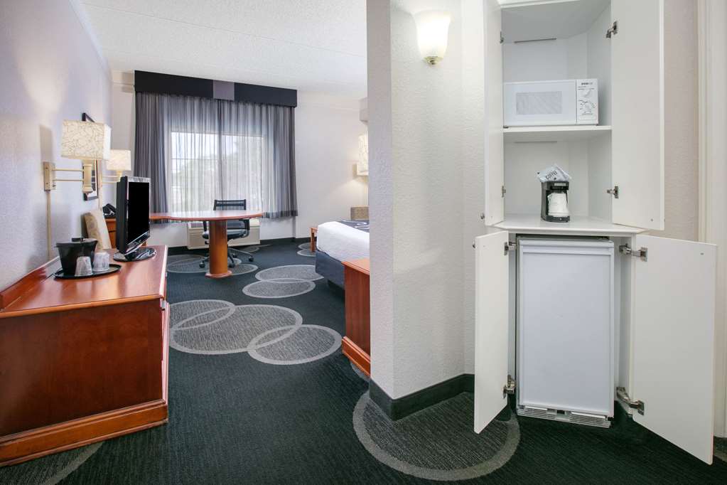 La Quinta Inn & Suites by Wyndham Dallas North Central - photo 18