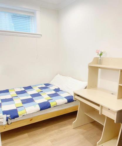 Beautiful Place with Kitchen Washing Machine Internet Near Ubc Beach And Dt in Vancouver, Canada