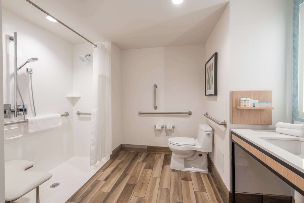 Hilton Garden Inn Boston Canton - photo 19