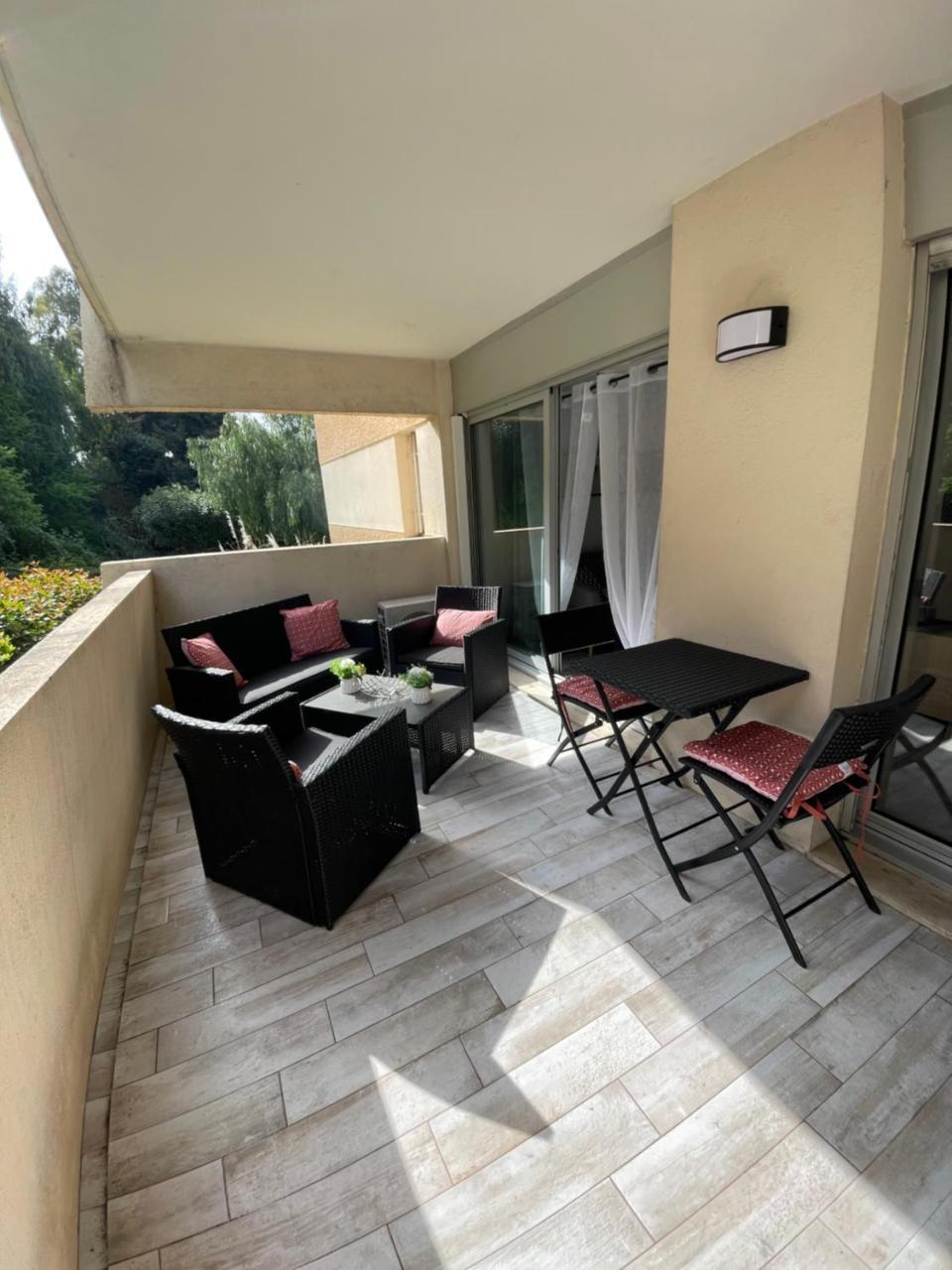 Studio Coin Nuit Terrasse Parking Clim — 4-Star Luxury Hotel in Nice, France