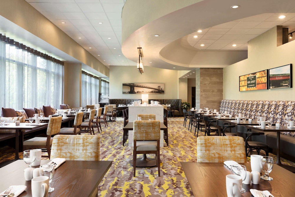 Hilton East Brunswick Hotel & Executive Meeting Center - photo 26