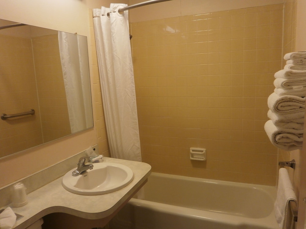 Richmond Inn & Suites - photo 17