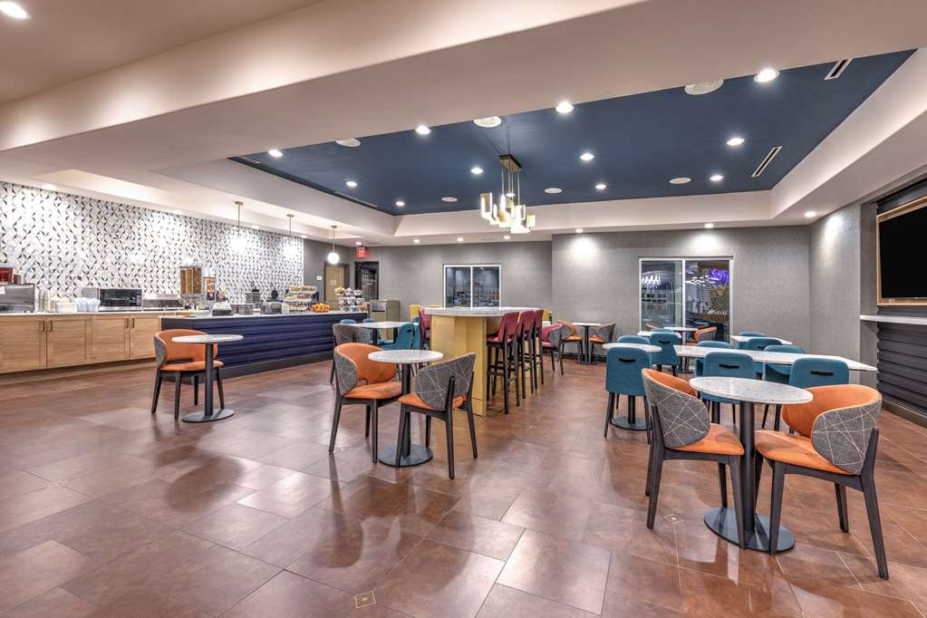 La Quinta Inn & Suites by Wyndham Woodway Waco South - photo 43