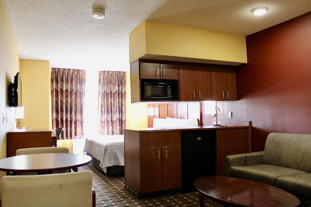 HomeTown Inn & Suites - photo 10