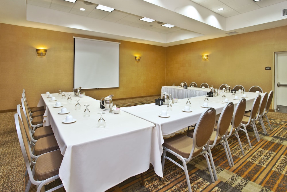 Holiday Inn & Suites Green Bay Stadium by IHG - photo 29