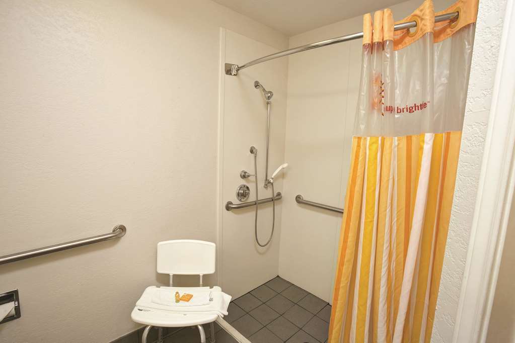 La Quinta Inn & Suites by Wyndham Birmingham Hoover - photo 21