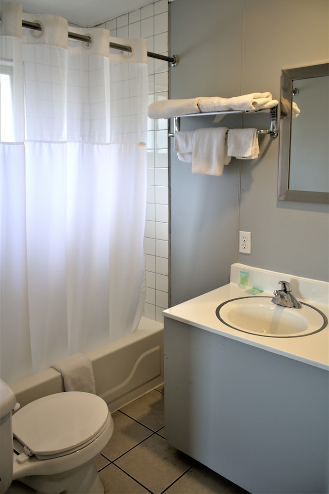 Hometowne Inn & Suites - photo 25
