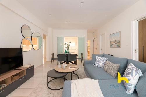 Radiant 3BR in Pireas Near Marina Zeas and Metro — 4-Star Luxury Hotel in Piraeus, Greece