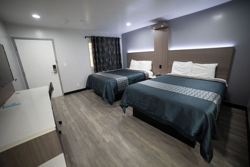 Express Inn & Suites - photo 13