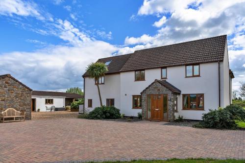 Finest Retreats Stone Bow Farmhouse — 4-Star Luxury Hotel in Weston-Super-Mare, United Kingdom