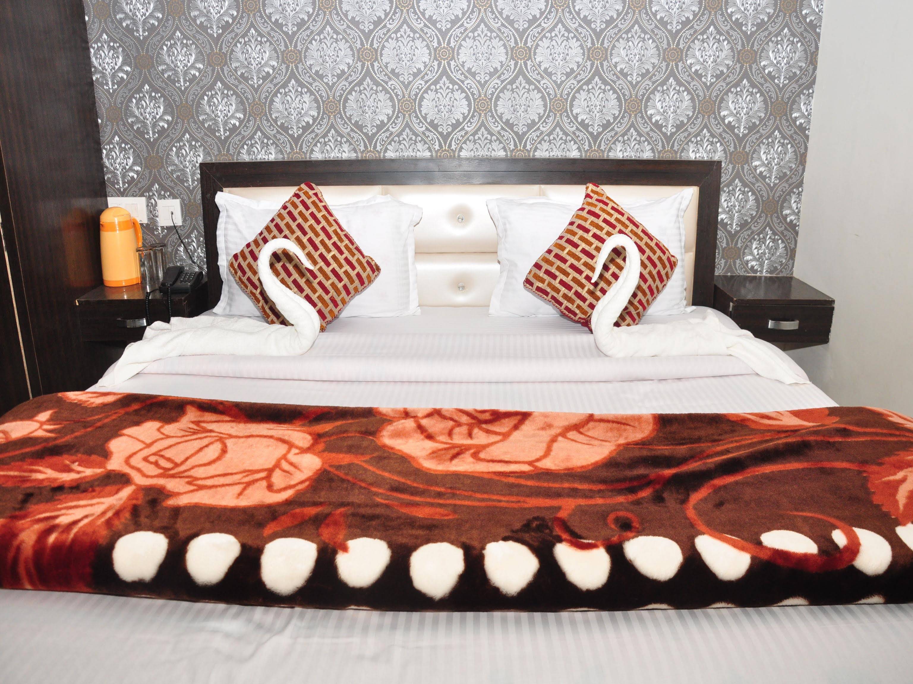 OYO Rooms Sangam Cinema