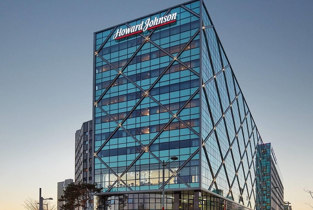 Howard Johnson by Wyndham Incheon Airport in Incheon, South Korea
