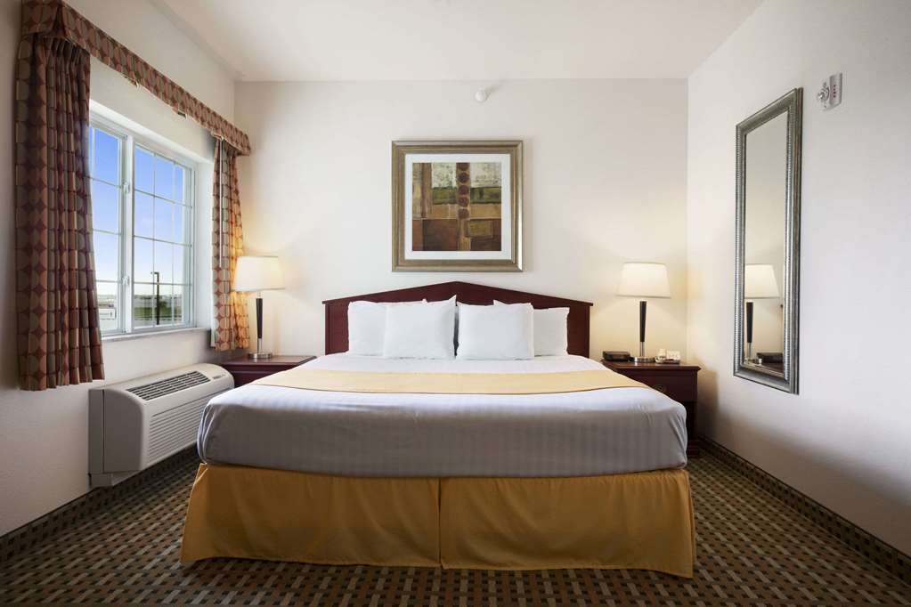 Days Inn & Suites by Wyndham Columbus NE - photo 4