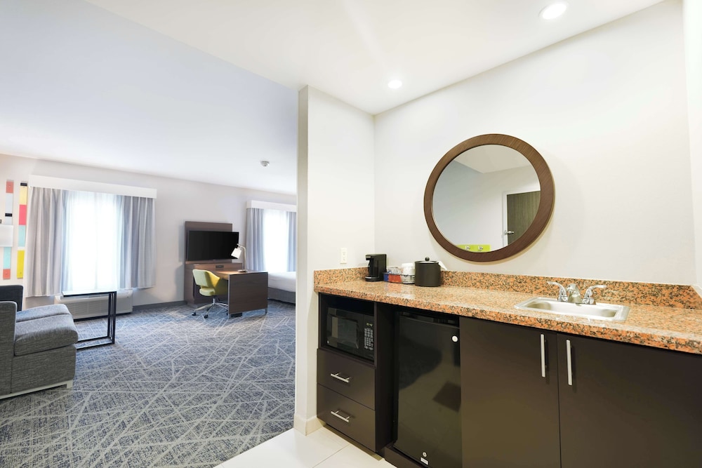 Hampton Inn & Suites Tulsa Central - photo 14