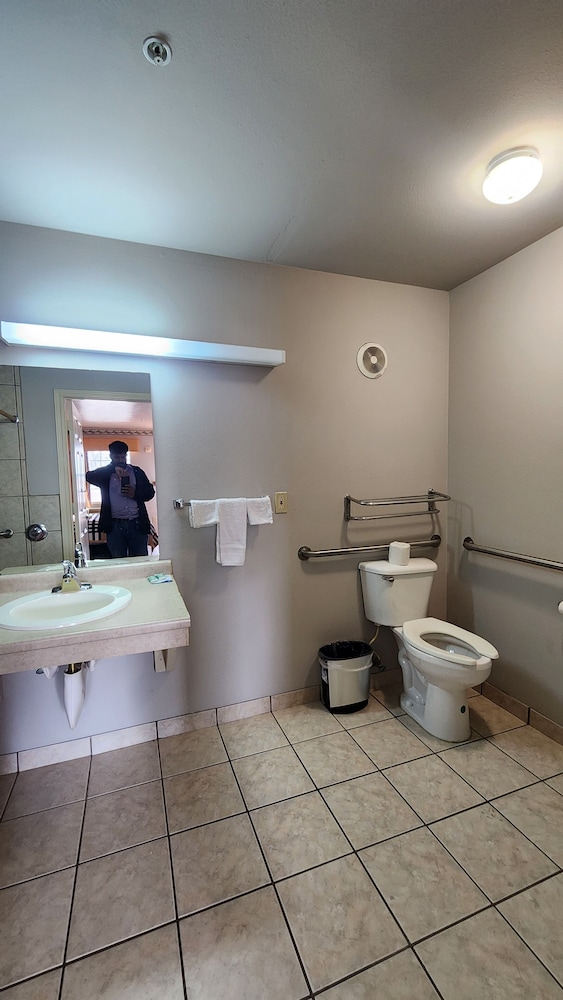 Benbrook Inn & Suites - photo 27