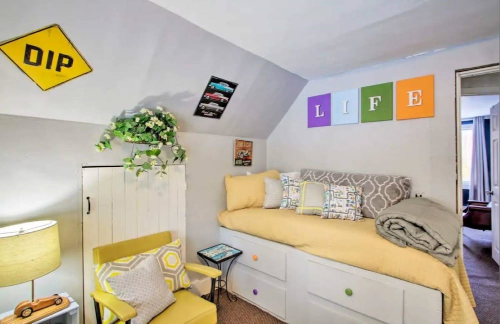 Autumn Leaves Winter Skis & Board Games: A North in North Conway, United States