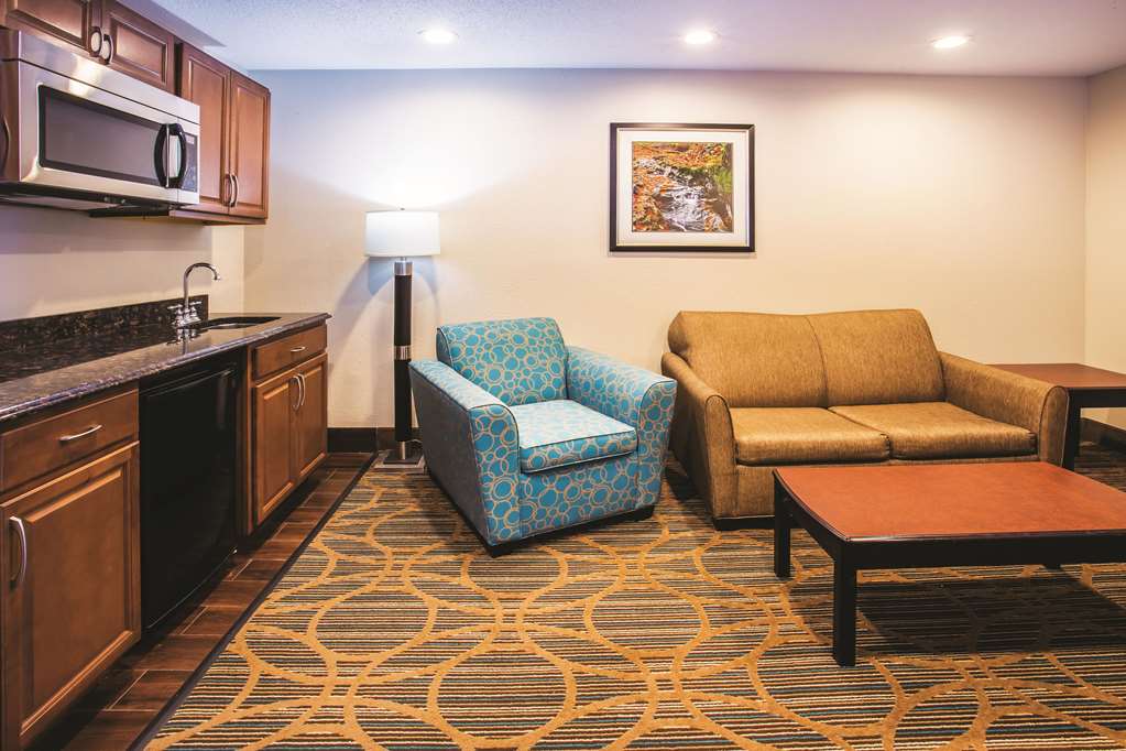 La Quinta Inn & Suites by Wyndham Evansville - photo 23