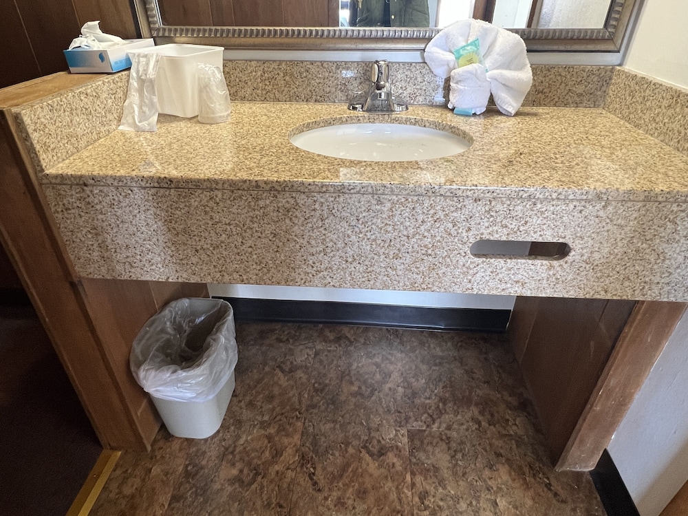 Midtown Inn & Suites - photo 38