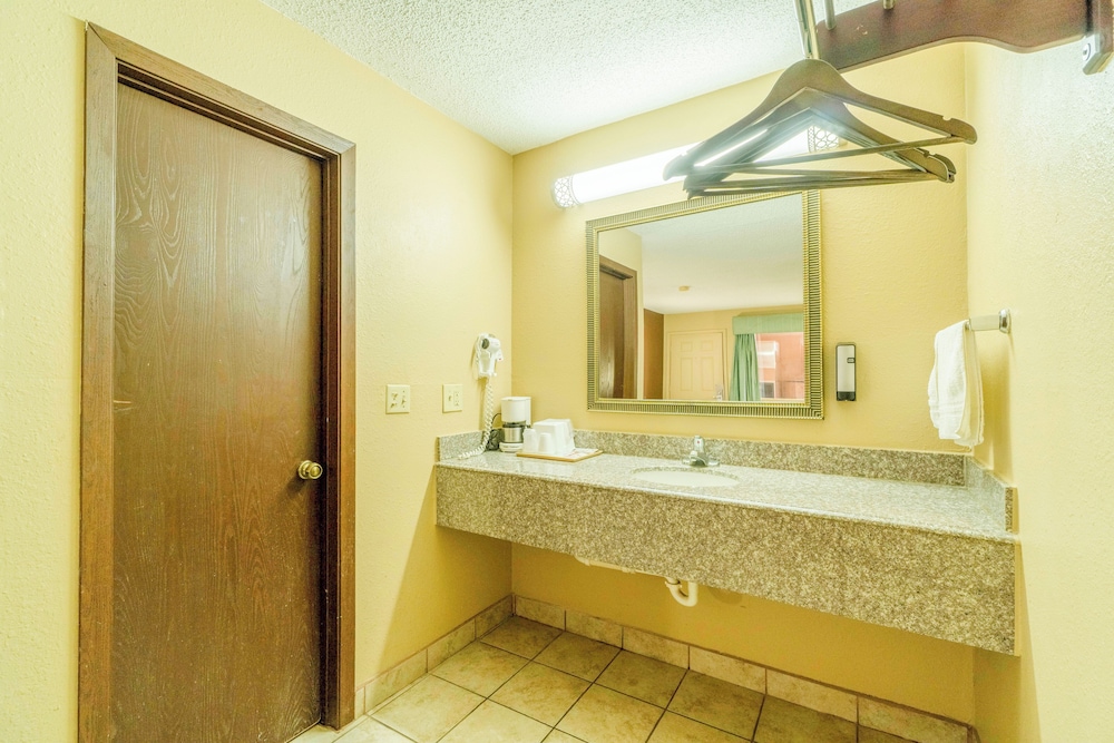 Crown Inn By Oyo Denver Tx - photo 27