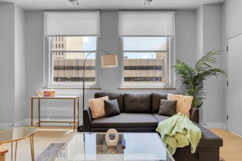 2BR Near BOK Center Gym Lounge Balcony Pet OK — 4-Star Luxury Hotel in Tulsa, United States