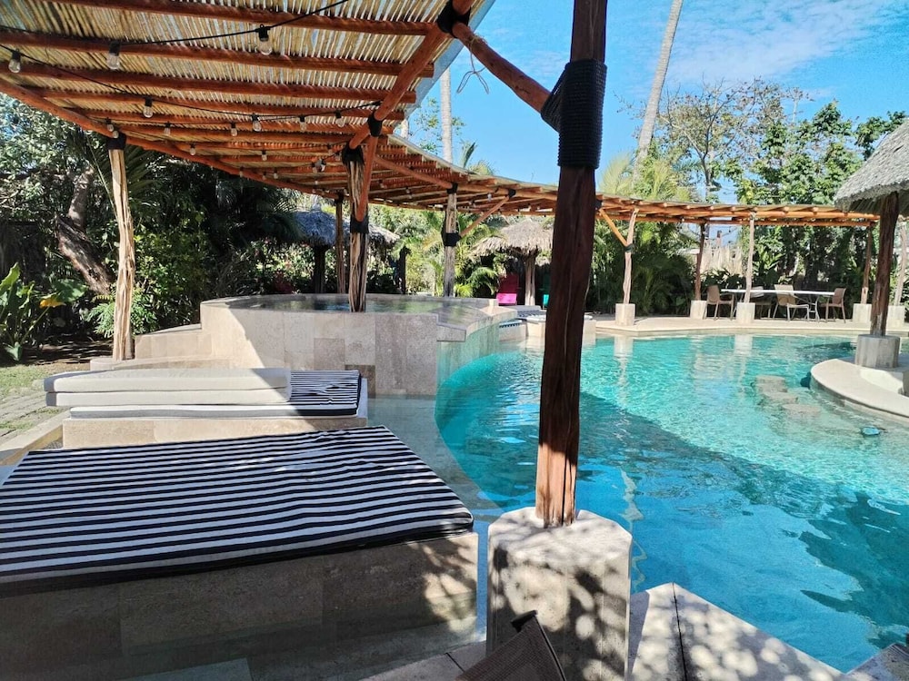 Hotel Ashly Loma Larga - carbon neutral hotel in Acapulco De Juarez