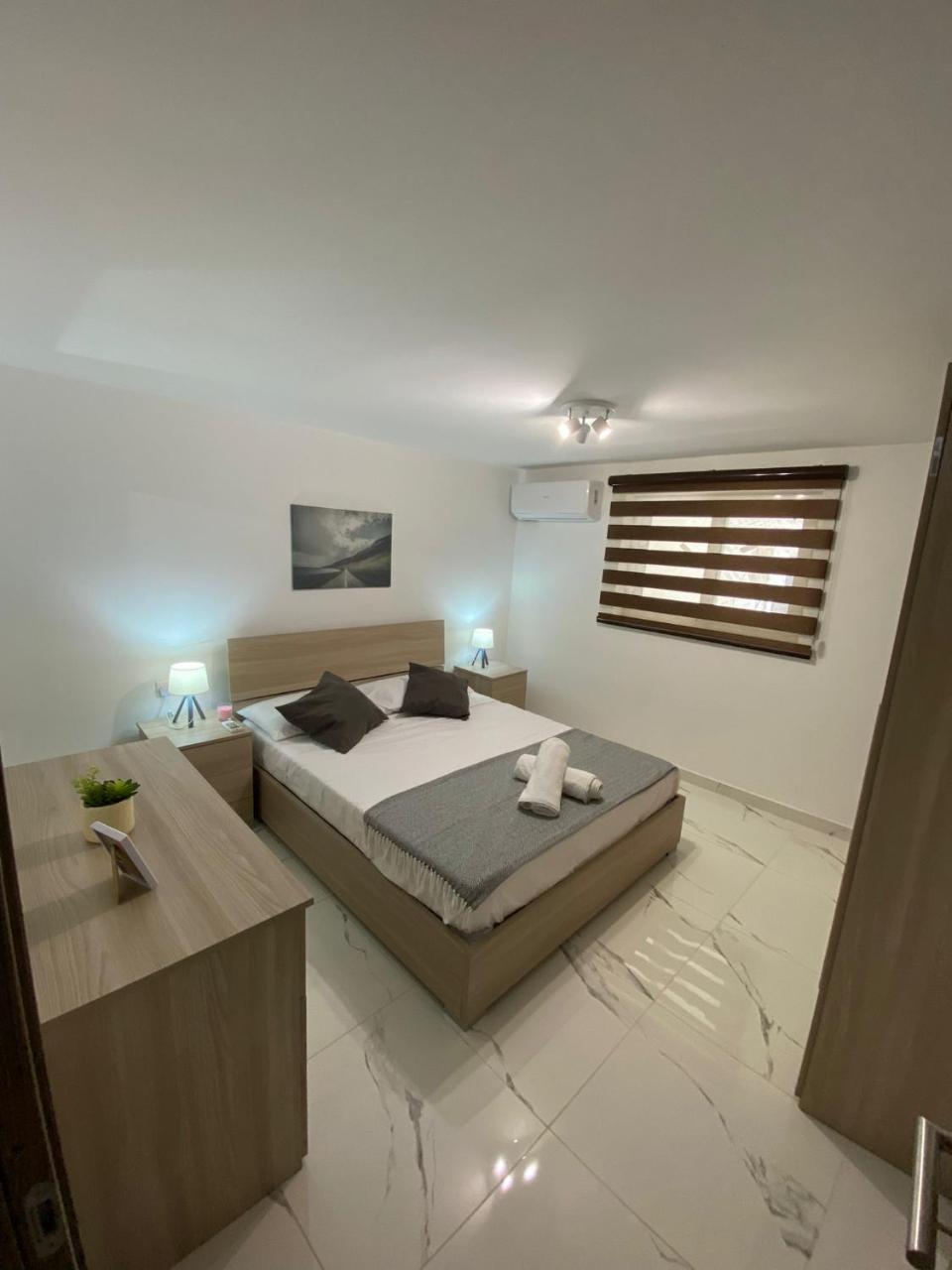 R2 Double Room Msida in share flat in Imsida, Malta