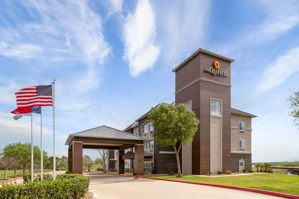 La Quinta Inn & Suites by Wyndham Angleton in Angleton, United States