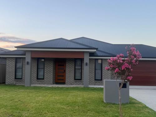 Entire 4 bedroom home on Connolly in Bathurst — 4-Star Luxury Hotel in Kelso, Australia