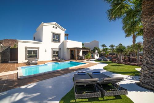 Beautiful Lanzarote Villa 3 Bedrooms Villa Irlanda Private Pool and Only 400m from the Sea Playa Blanca — 4-Star Luxury Hotel in Playa Blanca, Spain