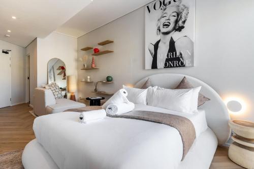 The Rose 701: Top Floor City Aprt with Balcony