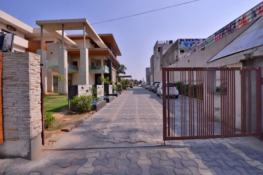 Hotel Saffron in Karnal, India