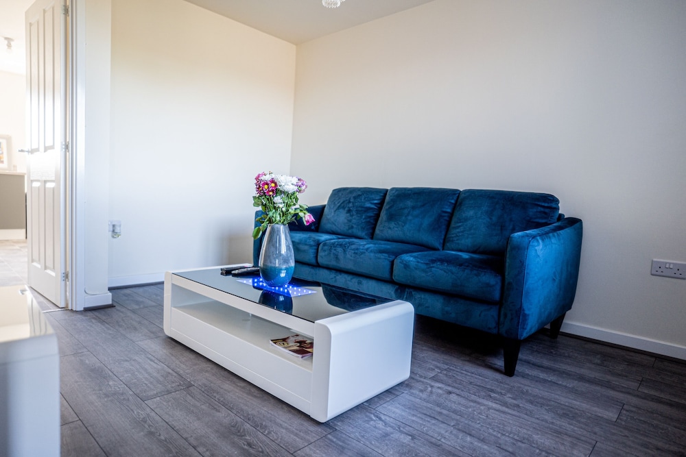 Stunning canal view 2 bedroom home with free parking — 4-Star Luxury Hotel in Manchester, United Kingdom