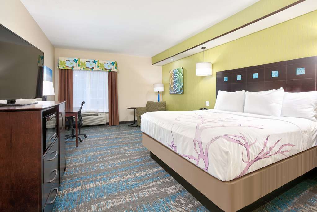 La Quinta Inn & Suites by Wyndham Dallas Grand Prairie South - photo 41