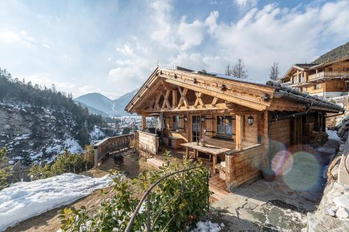 Alpe Chalets Goldener Hirsch — 4-Star Luxury Hotel in Scharnitz, Austria