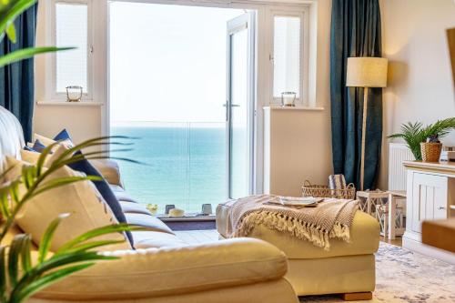 Carbis Bay Luxury 3 Bed Penthouse Apartment with Sea Views Parking Sauna Balcony — 4-Star Luxury Hotel in St Ives, United Kingdom