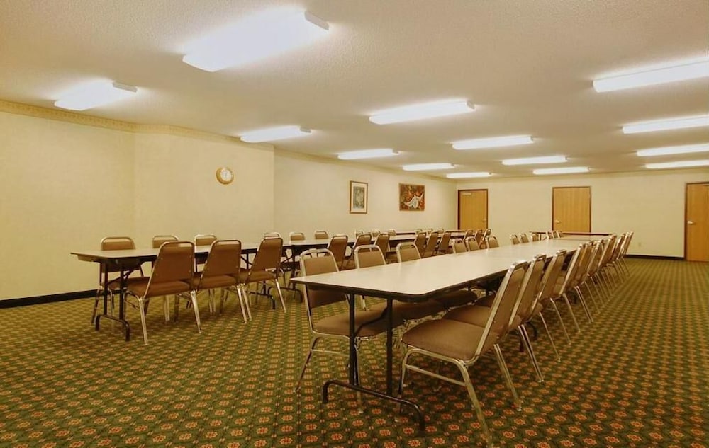 Syracuse Inn & Suites - photo 32