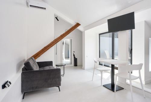 White Door Apartments Mansard Heart of Odessa 2 — 4-Star Luxury Hotel in Odessa, Ukraine