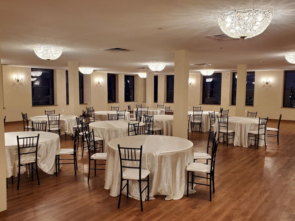 Ariel Broadway Hotel - photo 17