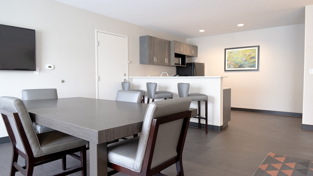 Holiday Inn and Suites Philadelphia W Drexel Hill - photo 43